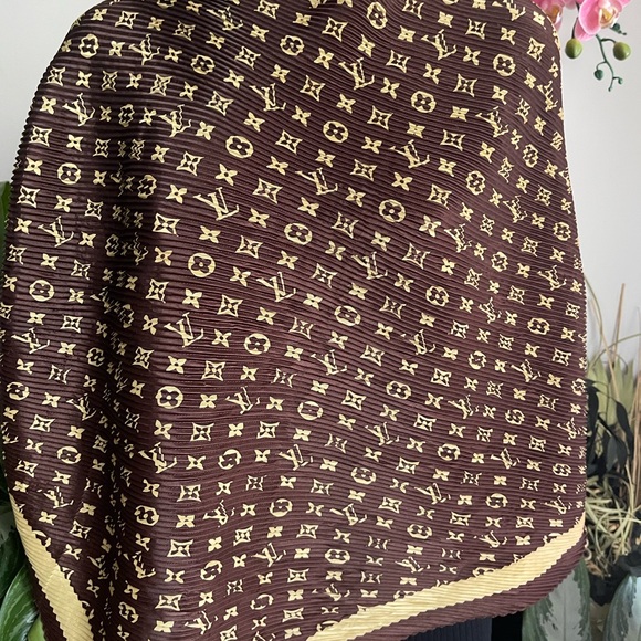 Louis Vuitton Silk Pleated Scarf. - Picture 6 of 10